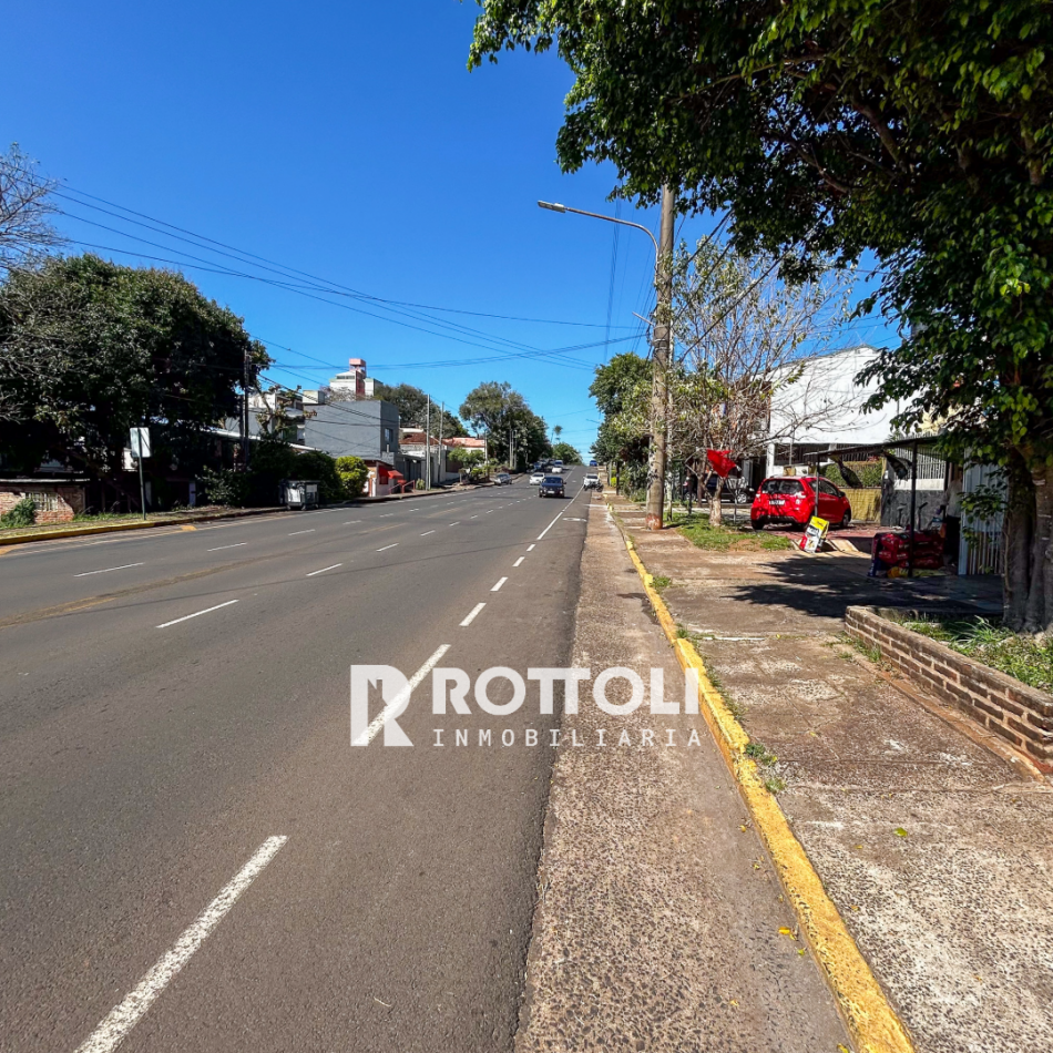 HERMOSA CASA DE TRES DORMITORIOS CON COCHERA DOBLE EN VENTA-POSADAS MISIONES