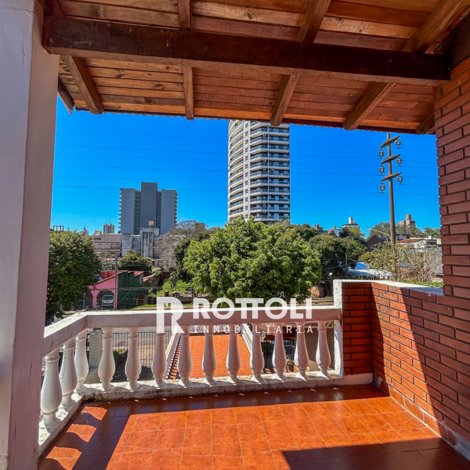 HERMOSA CASA DE TRES DORMITORIOS CON COCHERA DOBLE EN VENTA-POSADAS MISIONES