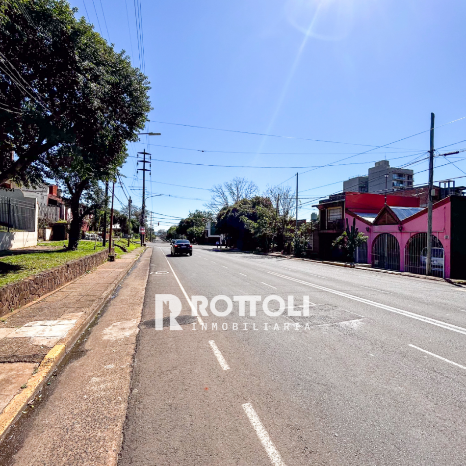 HERMOSA CASA DE TRES DORMITORIOS CON COCHERA DOBLE EN VENTA-POSADAS MISIONES