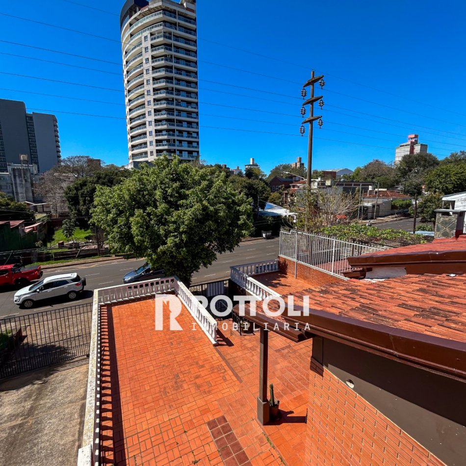 HERMOSA CASA DE TRES DORMITORIOS CON COCHERA DOBLE EN VENTA-POSADAS MISIONES