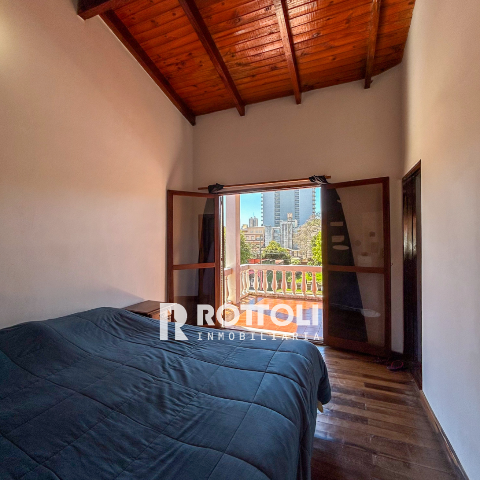 HERMOSA CASA DE TRES DORMITORIOS CON COCHERA DOBLE EN VENTA-POSADAS MISIONES