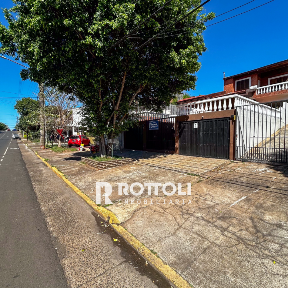 HERMOSA CASA DE TRES DORMITORIOS CON COCHERA DOBLE EN VENTA-POSADAS MISIONES