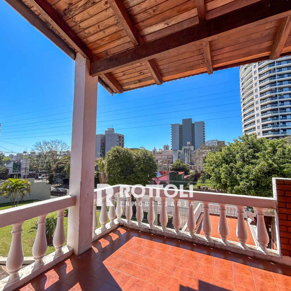 HERMOSA CASA DE TRES DORMITORIOS CON COCHERA DOBLE EN VENTA-POSADAS MISIONES