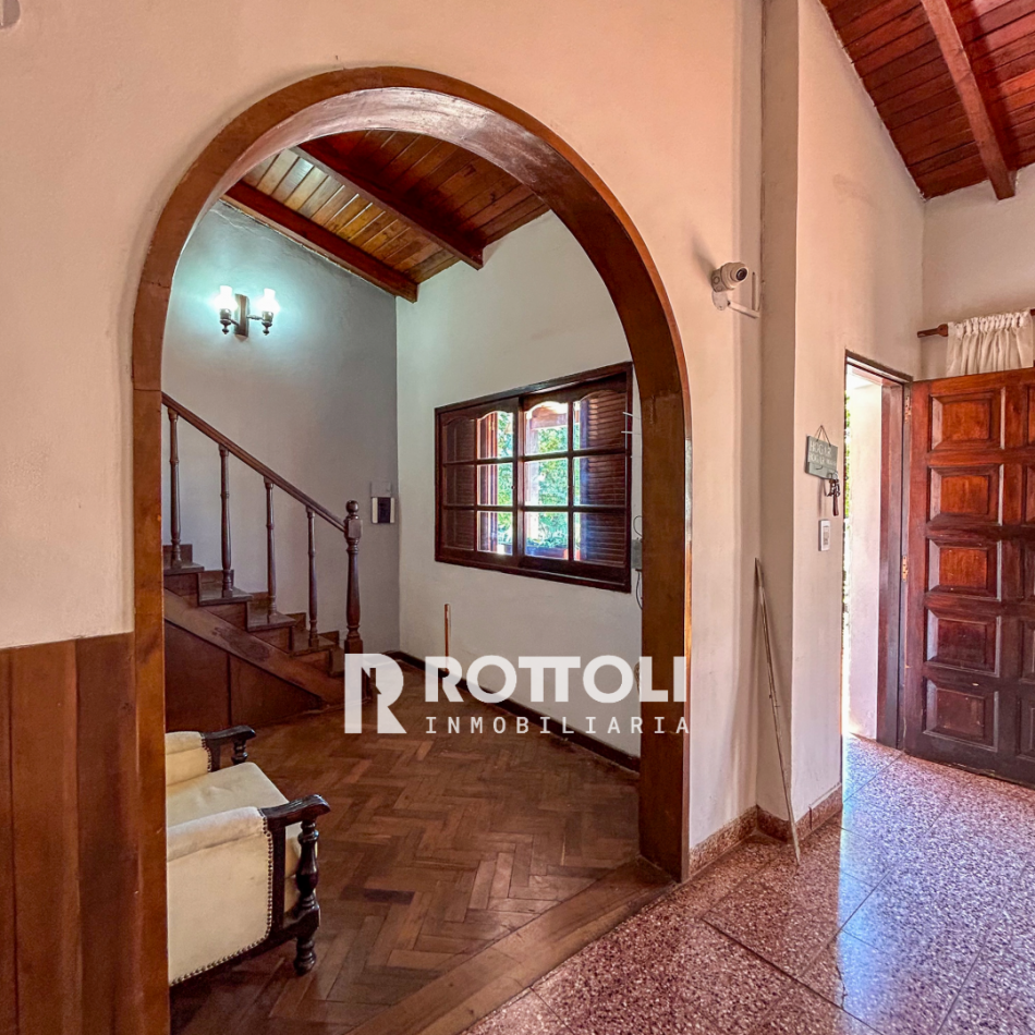 HERMOSA CASA DE TRES DORMITORIOS CON COCHERA DOBLE EN VENTA-POSADAS MISIONES