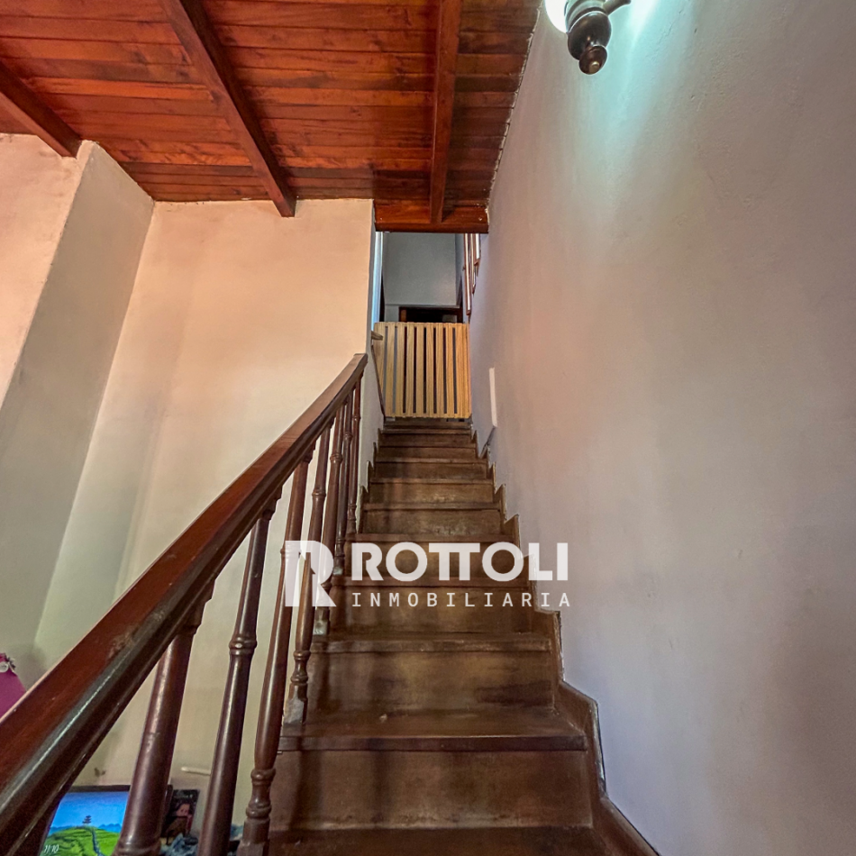 HERMOSA CASA DE TRES DORMITORIOS CON COCHERA DOBLE EN VENTA-POSADAS MISIONES