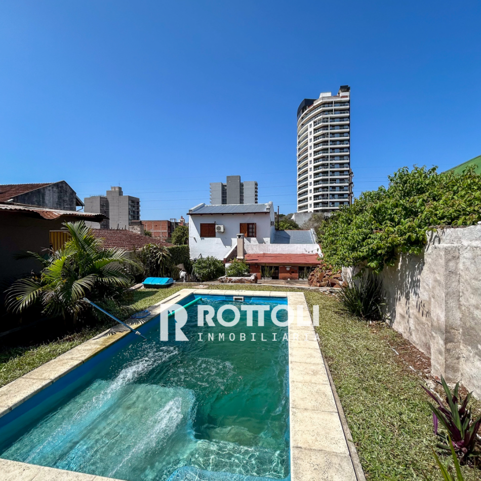 HERMOSA CASA DE TRES DORMITORIOS CON COCHERA DOBLE EN VENTA-POSADAS MISIONES