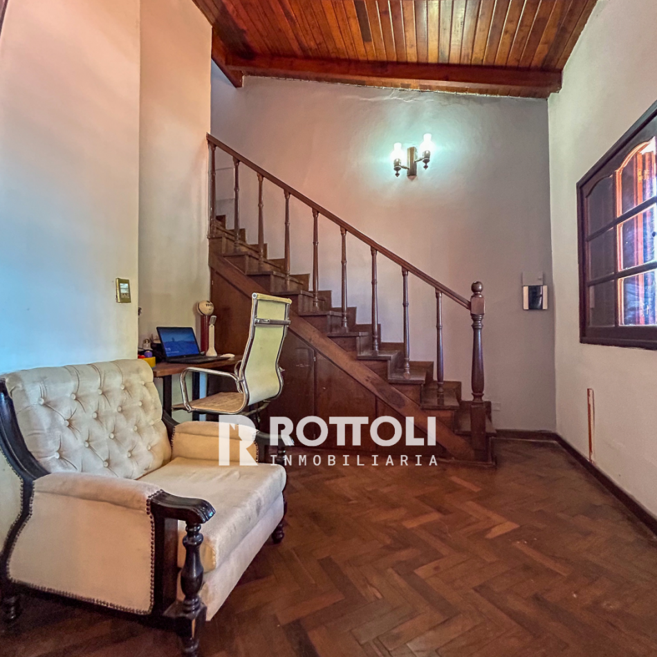 HERMOSA CASA DE TRES DORMITORIOS CON COCHERA DOBLE EN VENTA-POSADAS MISIONES