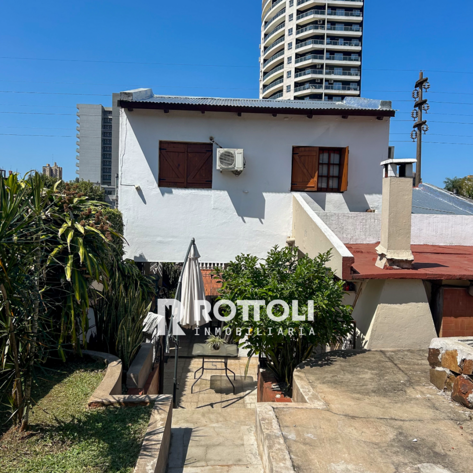 HERMOSA CASA DE TRES DORMITORIOS CON COCHERA DOBLE EN VENTA-POSADAS MISIONES