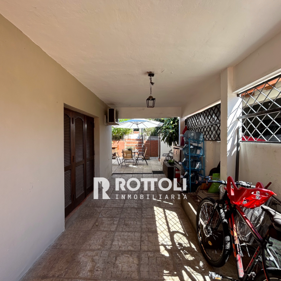 HERMOSA CASA DE TRES DORMITORIOS CON COCHERA DOBLE EN VENTA-POSADAS MISIONES