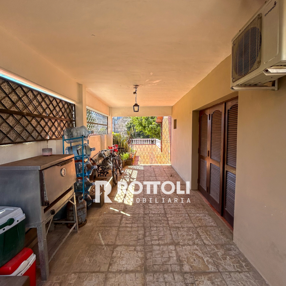 HERMOSA CASA DE TRES DORMITORIOS CON COCHERA DOBLE EN VENTA-POSADAS MISIONES