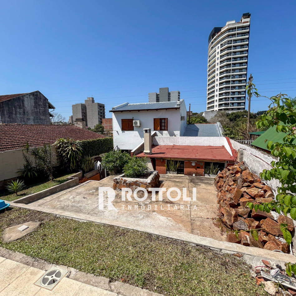 HERMOSA CASA DE TRES DORMITORIOS CON COCHERA DOBLE EN VENTA-POSADAS MISIONES