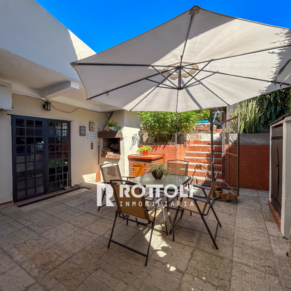 HERMOSA CASA DE TRES DORMITORIOS CON COCHERA DOBLE EN VENTA-POSADAS MISIONES