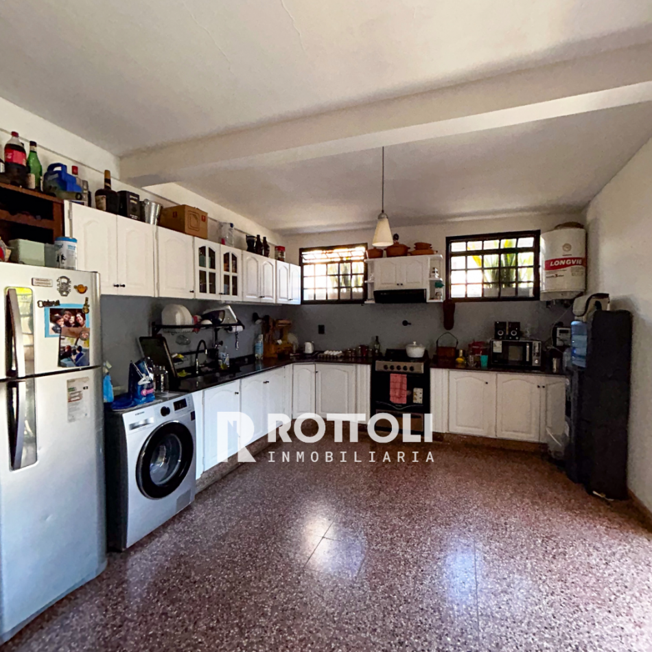 HERMOSA CASA DE TRES DORMITORIOS CON COCHERA DOBLE EN VENTA-POSADAS MISIONES