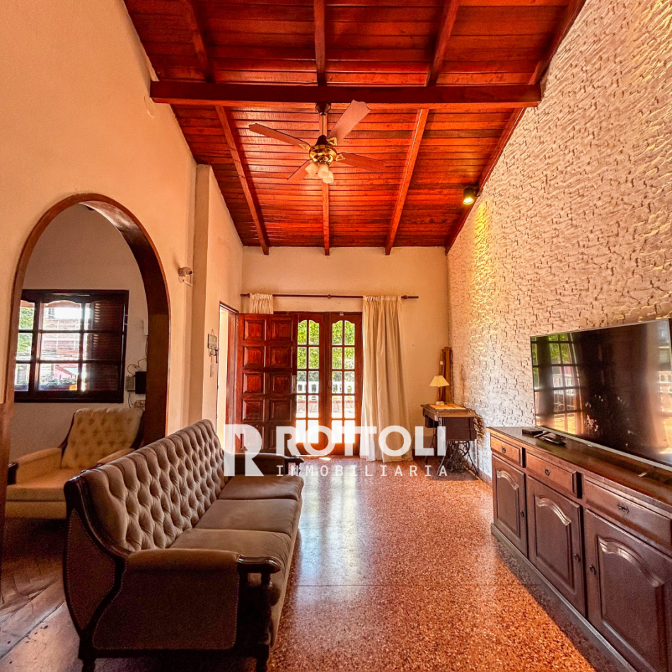 HERMOSA CASA DE TRES DORMITORIOS CON COCHERA DOBLE EN VENTA-POSADAS MISIONES