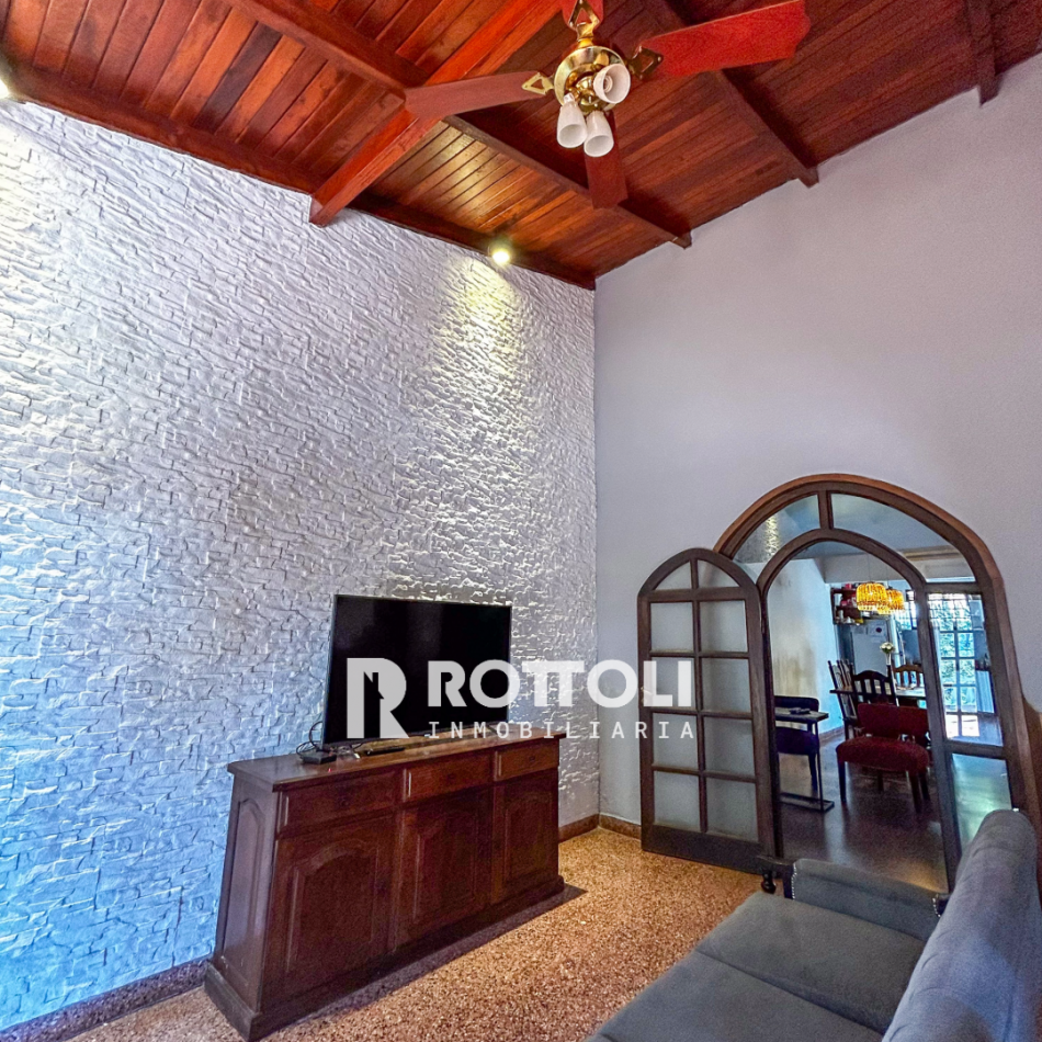 HERMOSA CASA DE TRES DORMITORIOS CON COCHERA DOBLE EN VENTA-POSADAS MISIONES