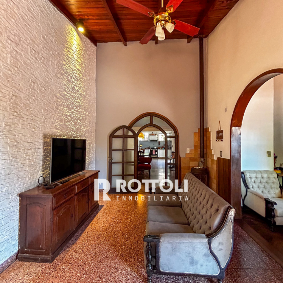 HERMOSA CASA DE TRES DORMITORIOS CON COCHERA DOBLE EN VENTA-POSADAS MISIONES