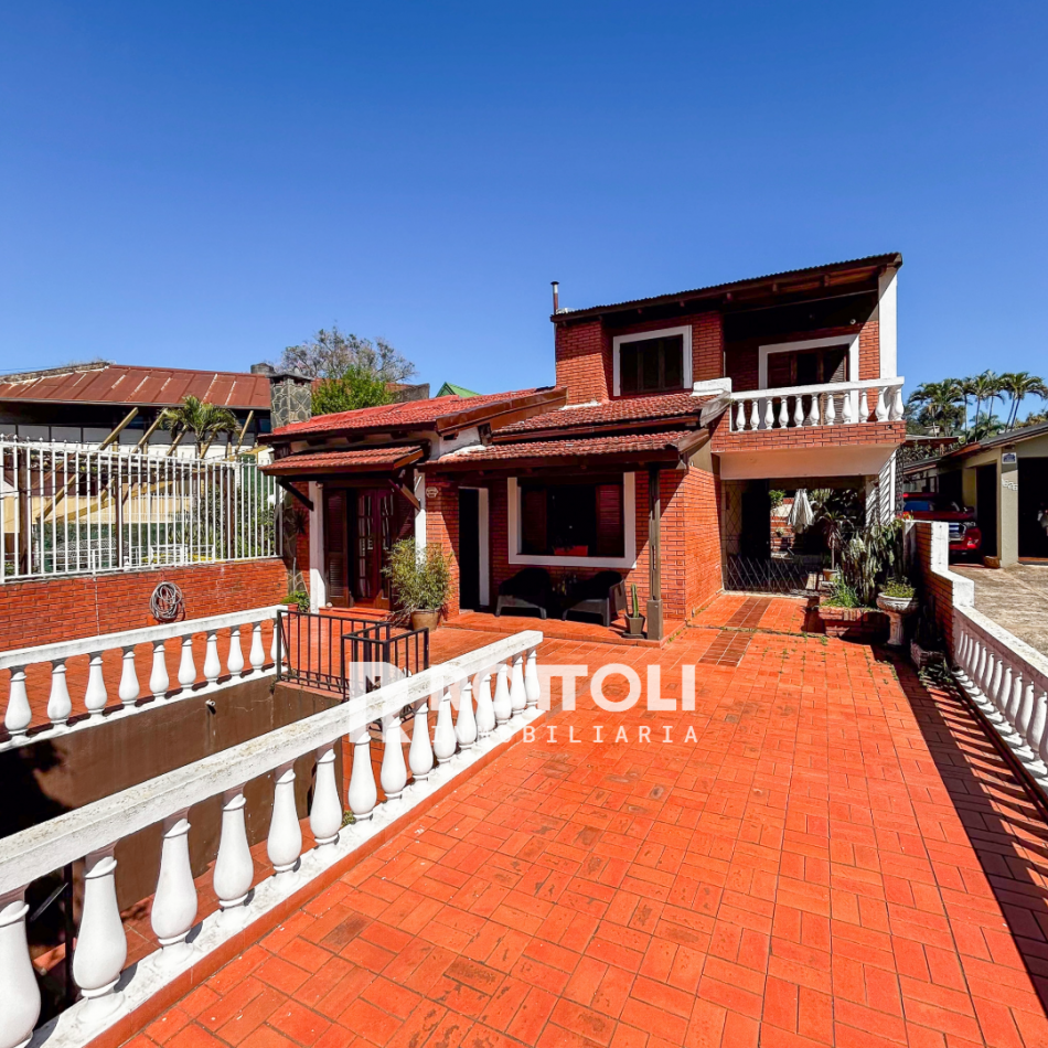 HERMOSA CASA DE TRES DORMITORIOS CON COCHERA DOBLE EN VENTA-POSADAS MISIONES