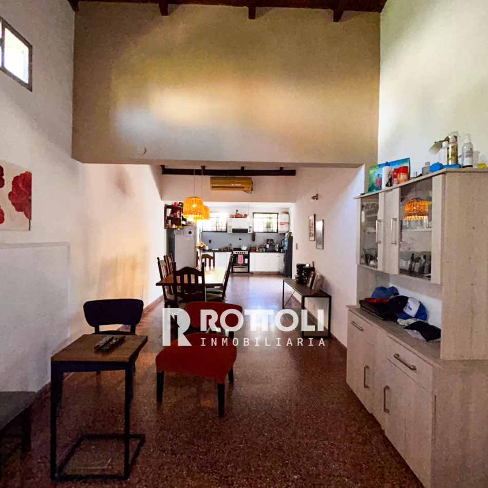 HERMOSA CASA DE TRES DORMITORIOS CON COCHERA DOBLE EN VENTA-POSADAS MISIONES