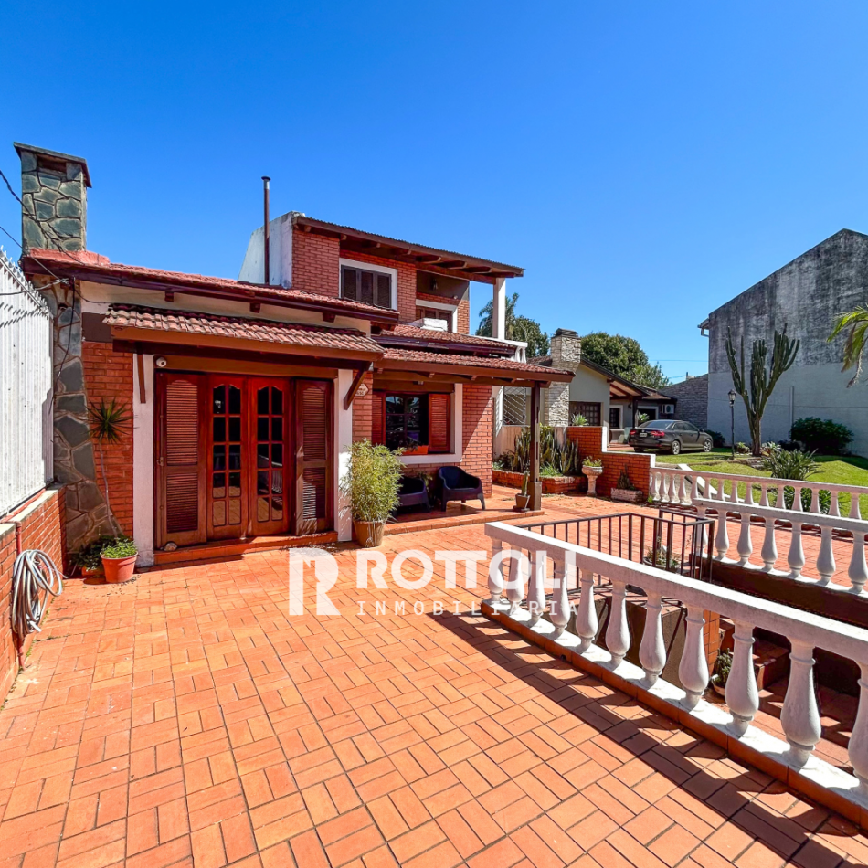 HERMOSA CASA DE TRES DORMITORIOS CON COCHERA DOBLE EN VENTA-POSADAS MISIONES
