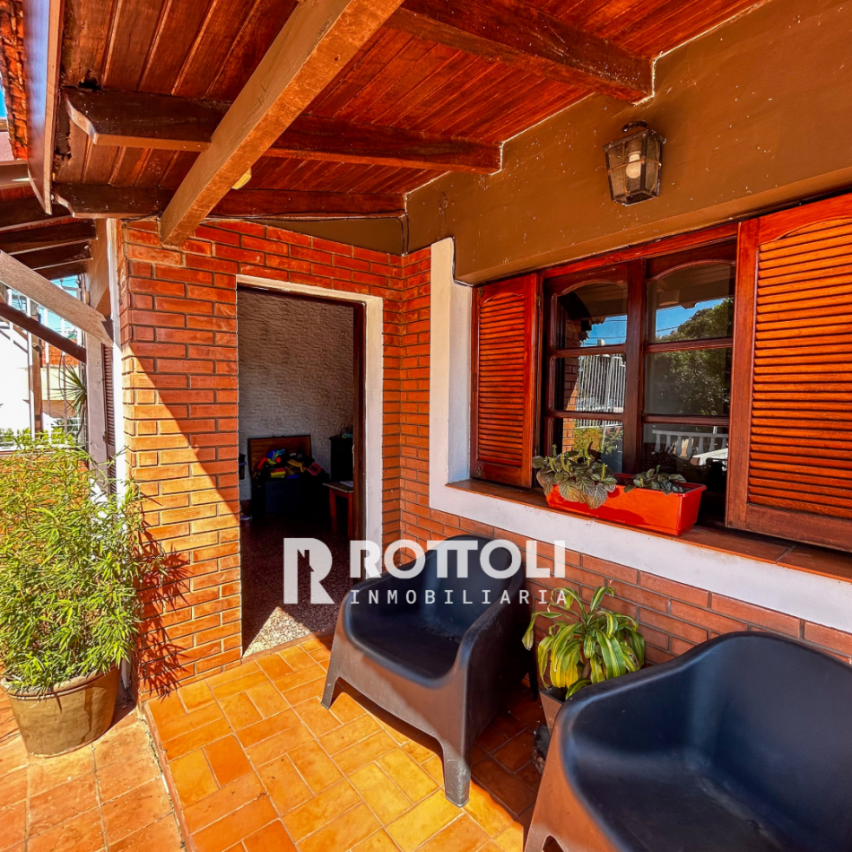 HERMOSA CASA DE TRES DORMITORIOS CON COCHERA DOBLE EN VENTA-POSADAS MISIONES