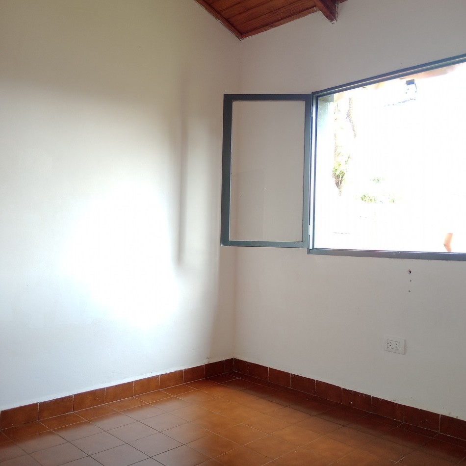 CASA DE DOS DORMITORIOS EN ALQUILER