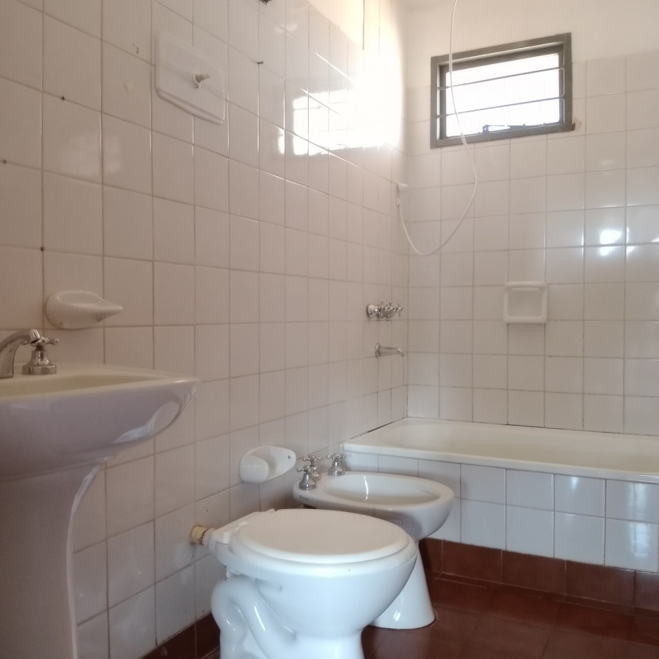 CASA DE DOS DORMITORIOS EN ALQUILER