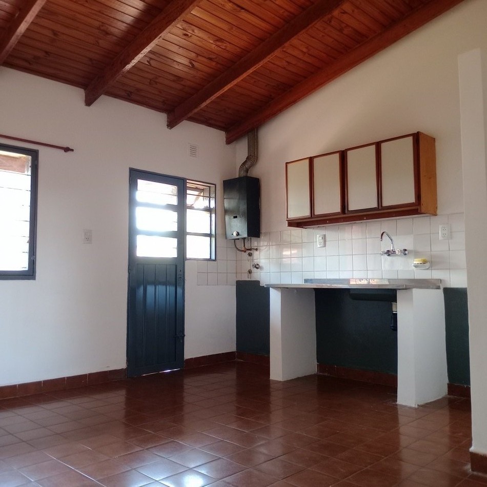 CASA DE DOS DORMITORIOS EN ALQUILER