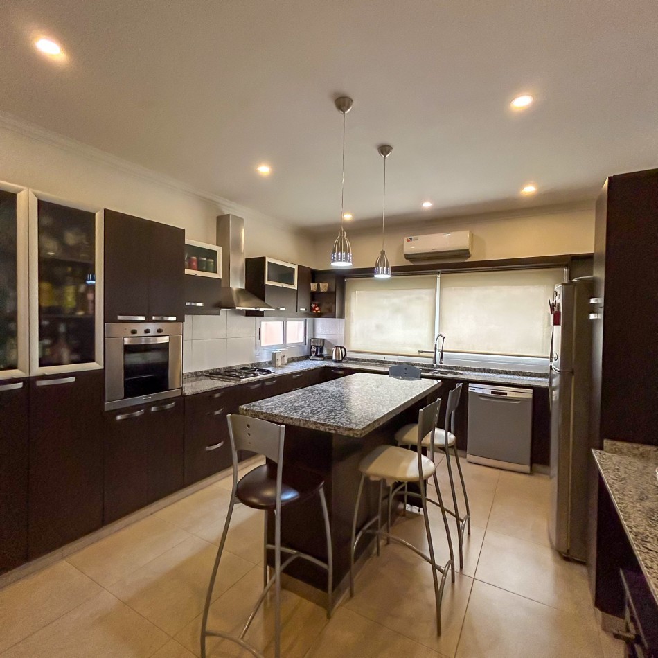 EXCLUSIVA CASA DE 4 DORMITOIROS EN VENTA-POSADAS MISIONES